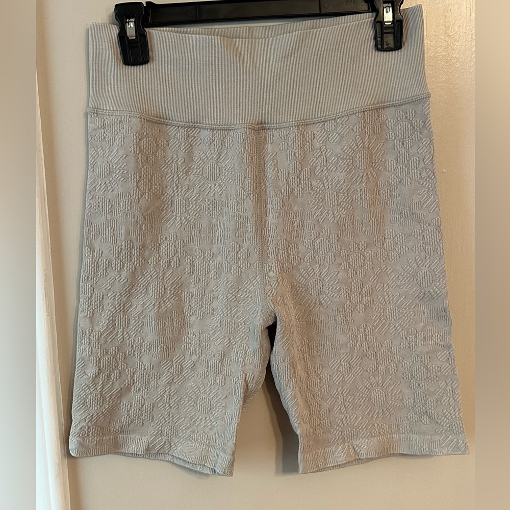 Offline by Aerie High Rise Bike Shorts in Ribbed Floral in Tan/Gray - Size Large